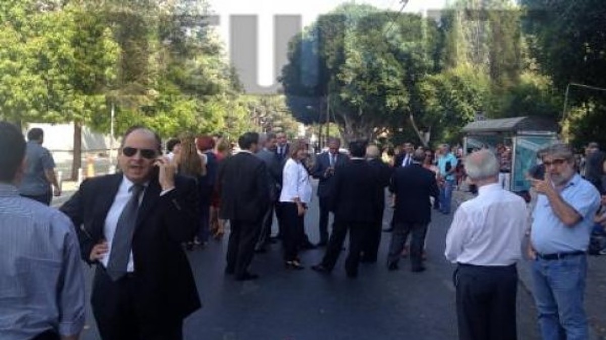 Φάρσα τηλεφώνημα για τοποθέτηση βόμβας αναστάτωσε τη Βουλή που εκκενώθηκε προληπτικά