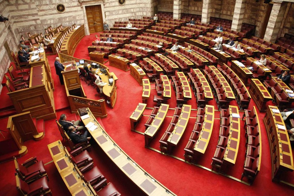 Δύο νομοσχέδια φωτιά απόψε στη Βουλή – Ο κοινοβουλευτικός μαραθώνιος