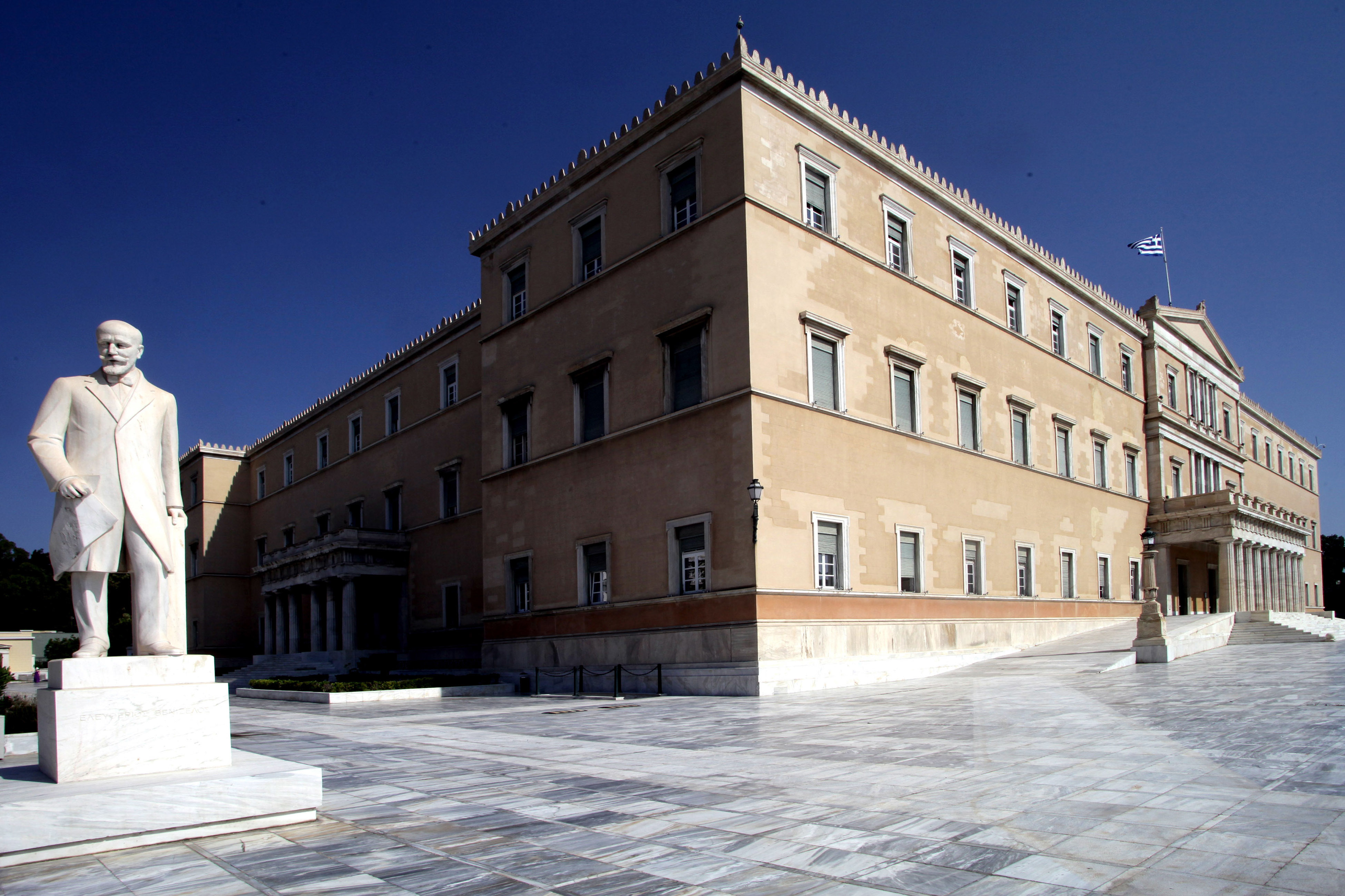 Άγριο ψαλίδι στη χρηματοδότηση των κομμάτων με νόμο! Τέρμα τα δωρεάν εισιτήρια για τους ετεροδημότες – Λεφτά και μέσω κινητών