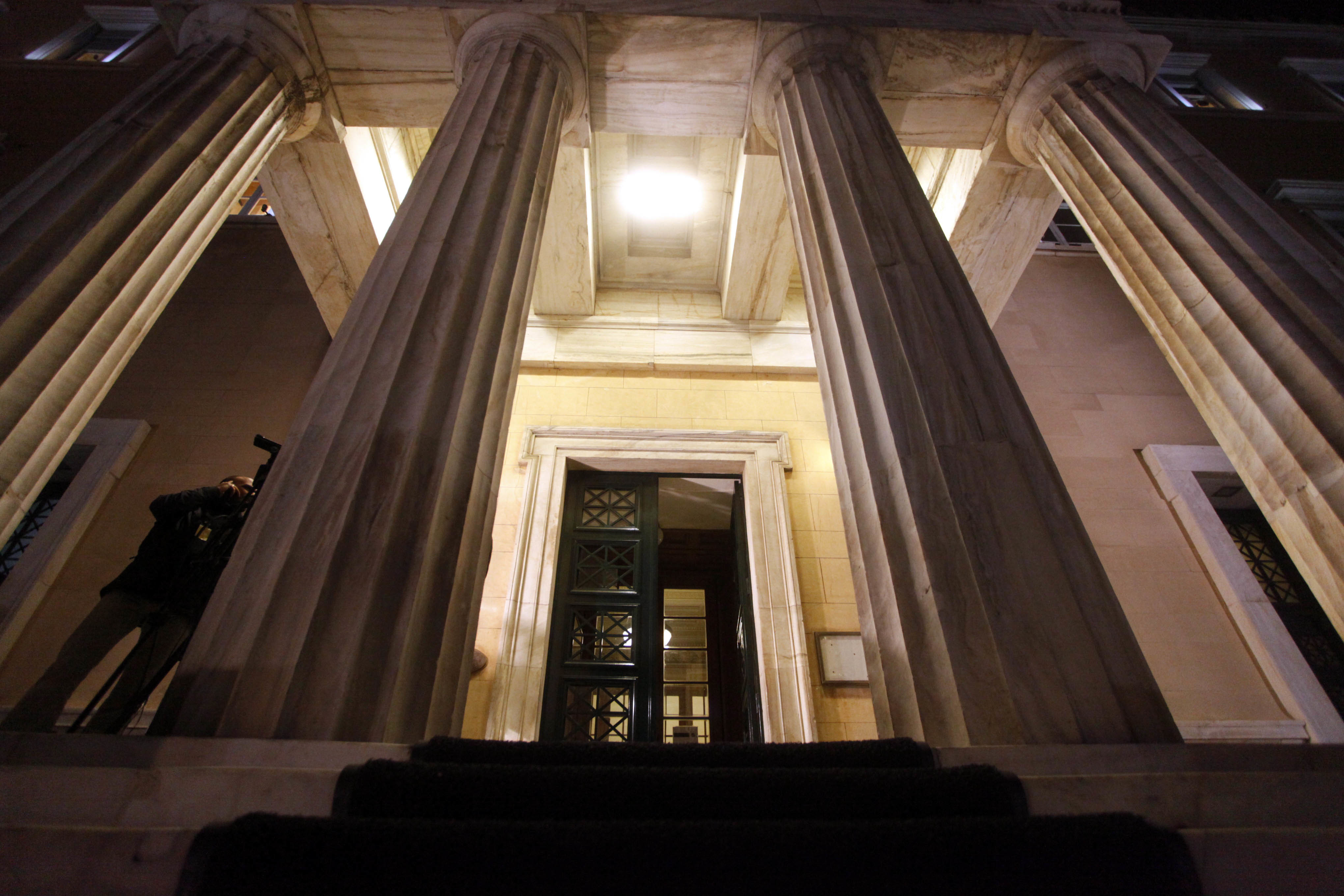 Για μομφή είναι η ασυμμετρία της λιτότητας