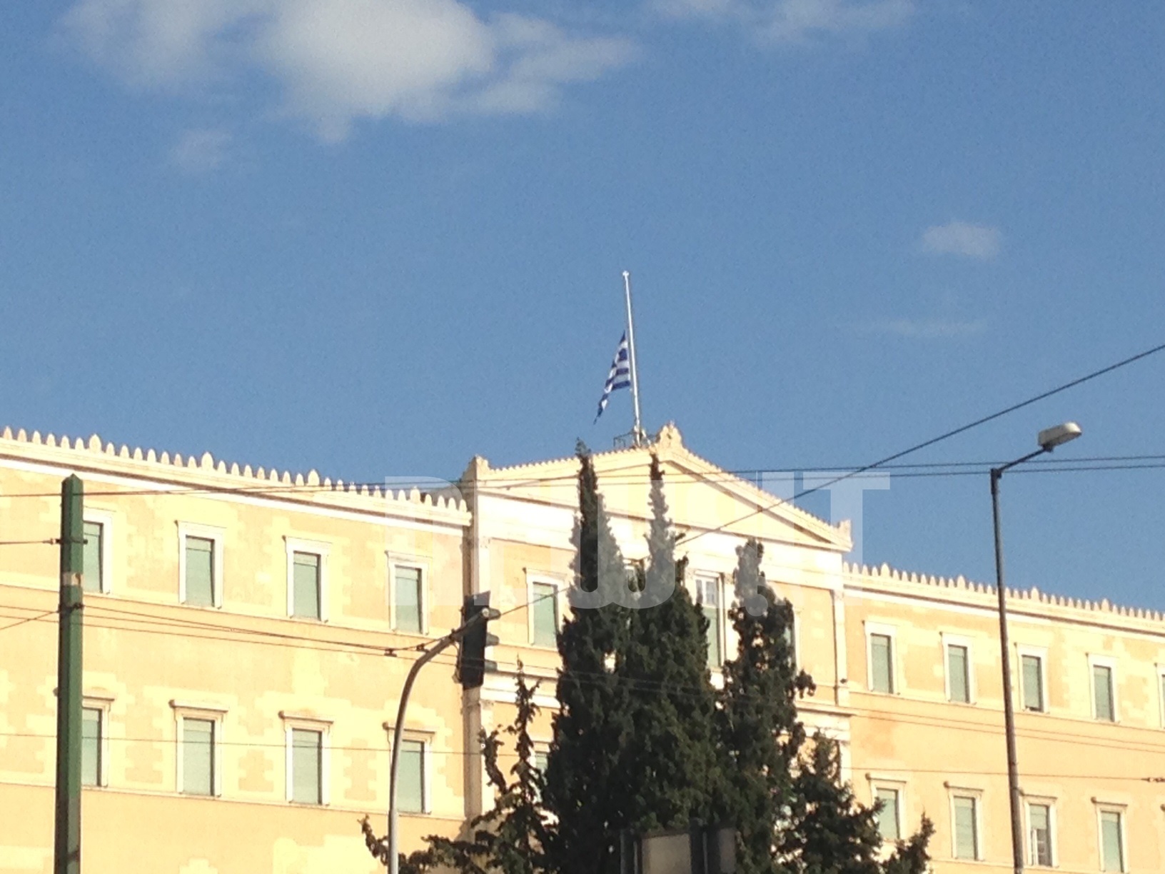 Μεσίστια η σημαία στη Βουλή για το θάνατο του Θανάση Νάκου