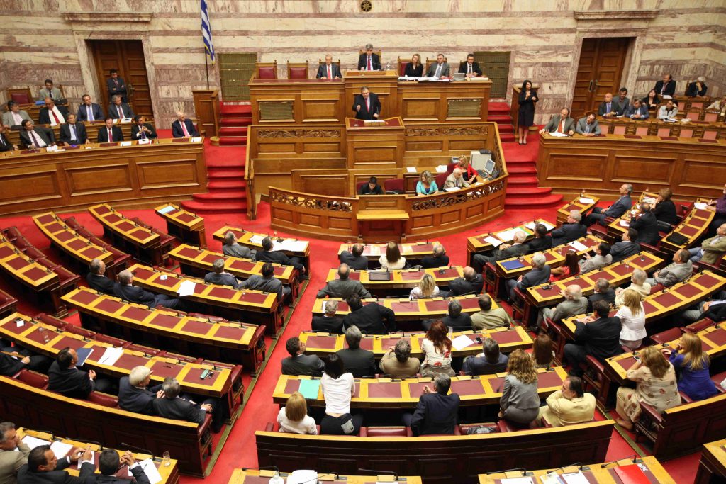 Άρχισε η συζήτηση στη Βουλή για το φορολογικό με αιχμές από το ΠΑΣΟΚ