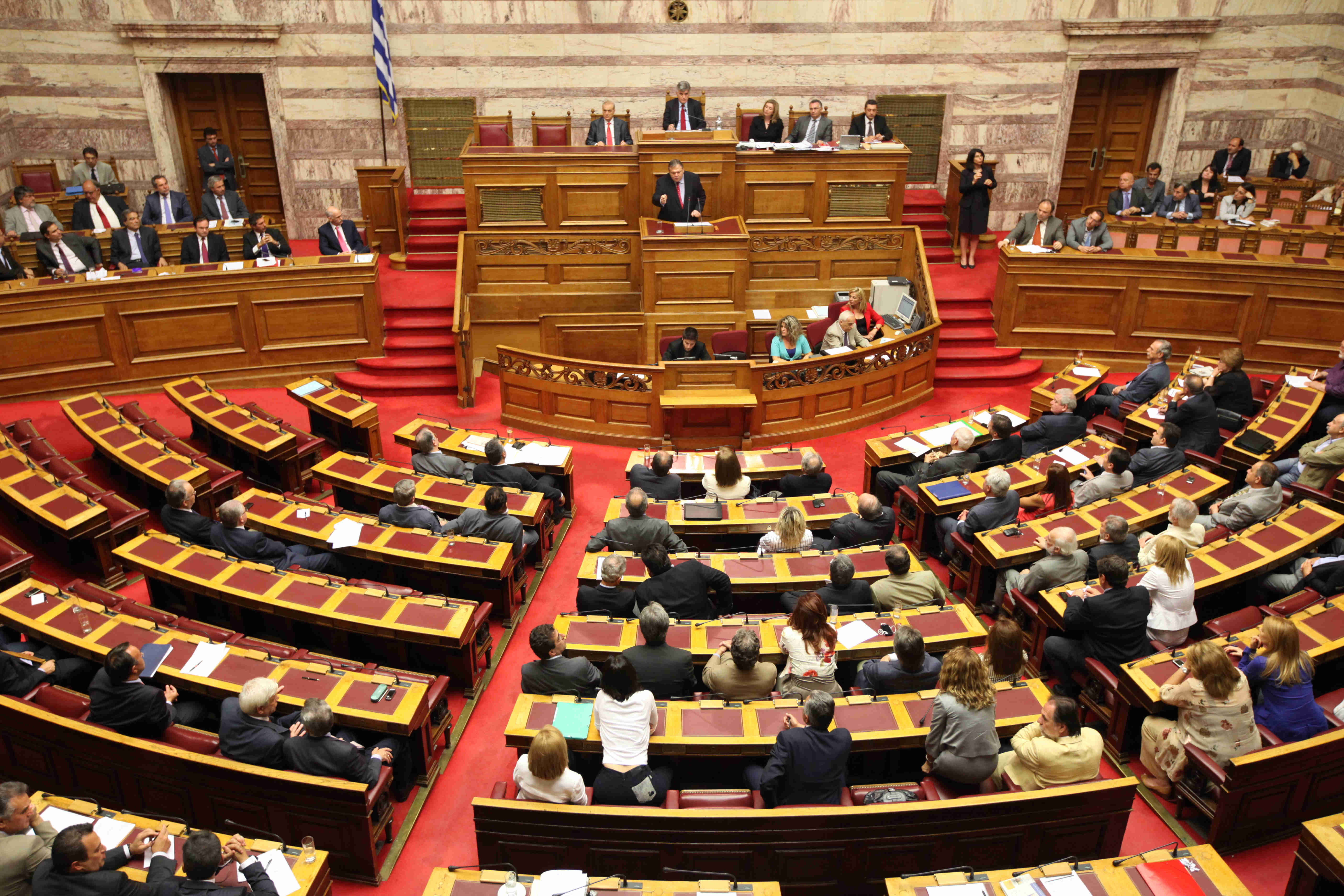 Άρχισε η συζήτηση στη Βουλή για το φορολογικό με αιχμές από το ΠΑΣΟΚ