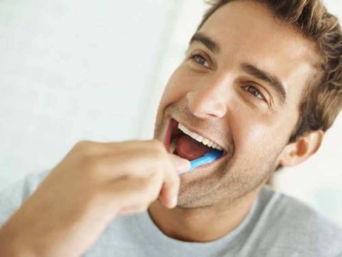 Γιατί να αρχίσετε να βουρτσίζετε τα δόντια σας με… καρυδέλαιο
