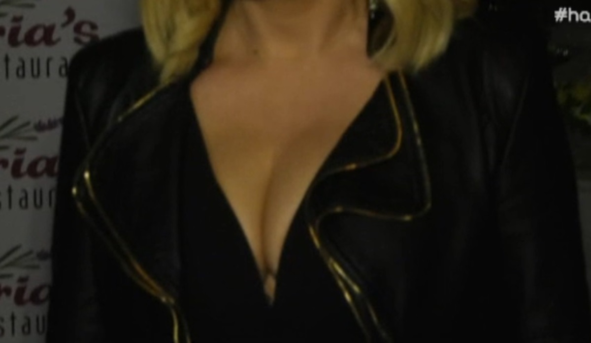 Πήγε με αυτό το μπούστο στα εγκαίνια της Εκμεκτσίογλου και έγινε χαμός στην είσοδο!