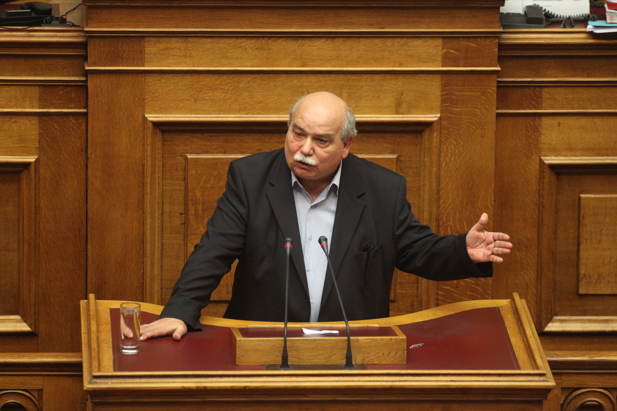 O Βούτσης ψάχνει τρόπο να κινηθεί νομικά κατά των χρυσαυγιτών βουλευτών