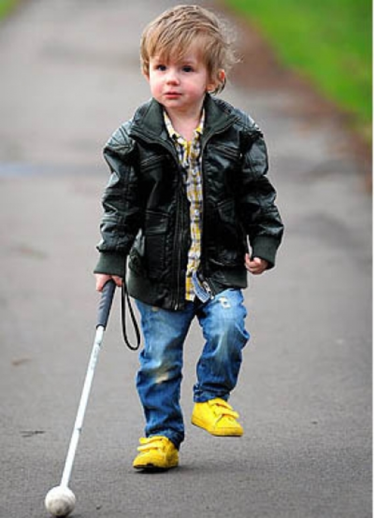 Ο πιο μικρός χρήστης του λευκού μπαστουνιού!