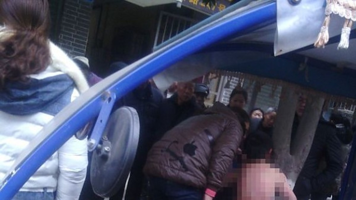 Έδεσε τον γυμνό γιο του σε δέντρο και τον χτύπαγε επειδή έκανε κοπάνα! ΦΩΤΟ