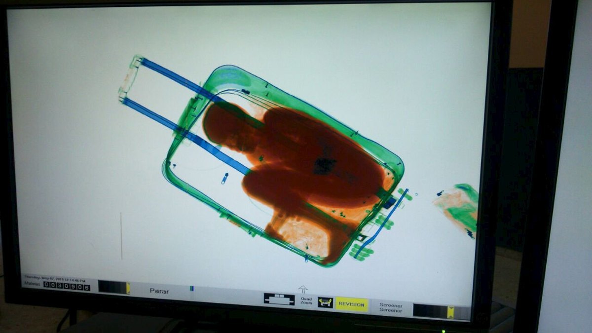 Έκρυψαν παιδί μέσα σε βαλίτσα! Η εικόνα που σόκαρε τους τελωνειακούς! ΦΩΤΟ