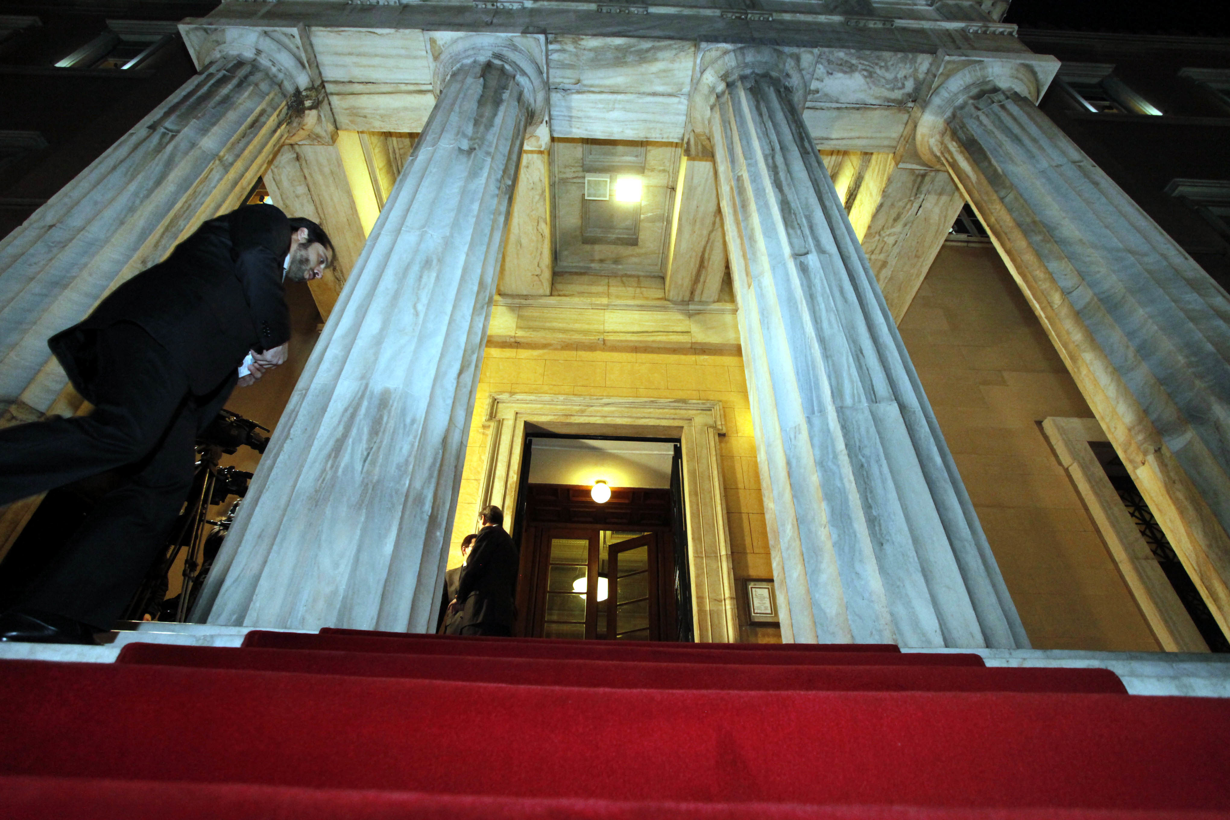 Λαιμοδέτες στις τσέπες, ιερεμιάδες στα μεγάφωνα, ναυαγοσώστες πού;