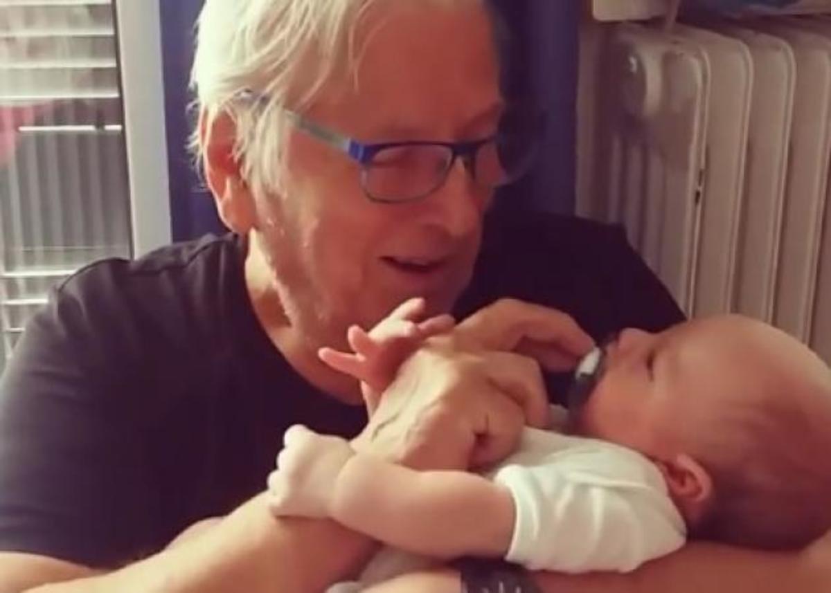 Δείτε  τον Κώστα Βουτσά να νανουρίζει το γιο του! Βίντεο