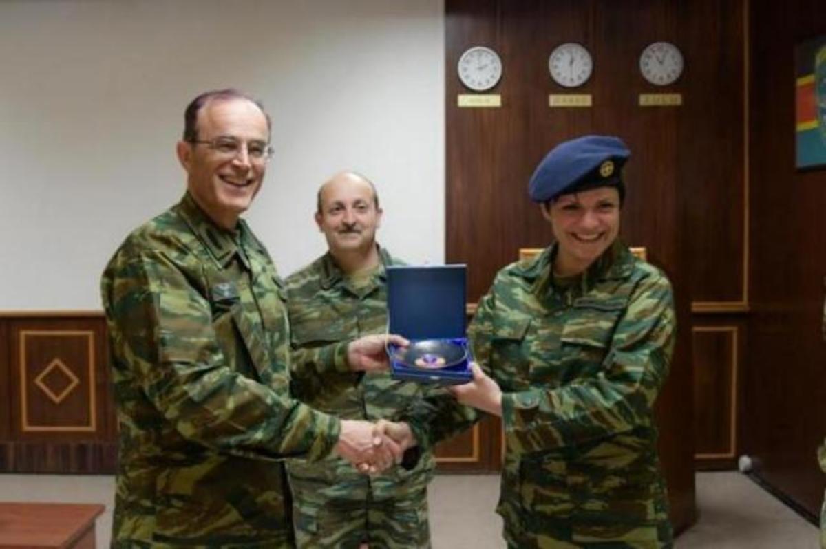 Βραβείο στη δεκανέα που απέδωσε τιμές στη Σημαία στην Αλεξανδούπολη! (pics)