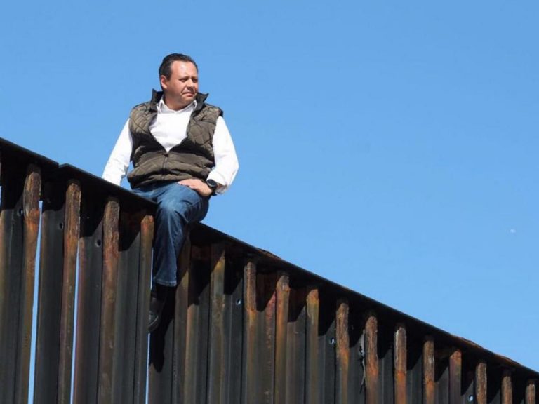 Μεξικανός βουλευτής σκαρφάλωσε στο τείχος για να τη σπάσει στον Τραμπ! [vid]