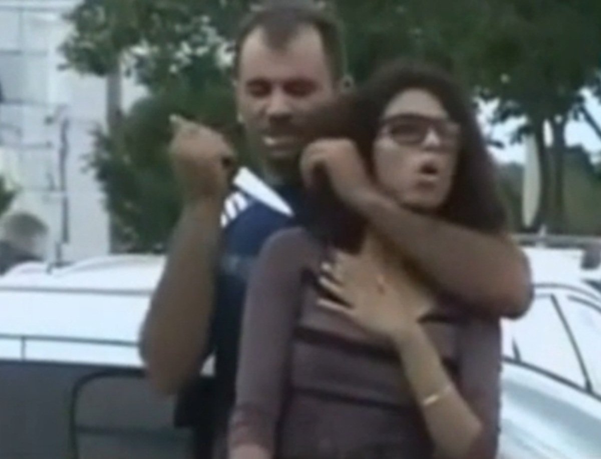 Σοκαριστικό video: Απειλεί να τη σκοτώσει με μαχαίρι και τον πυροβολούν αστυνομικοί