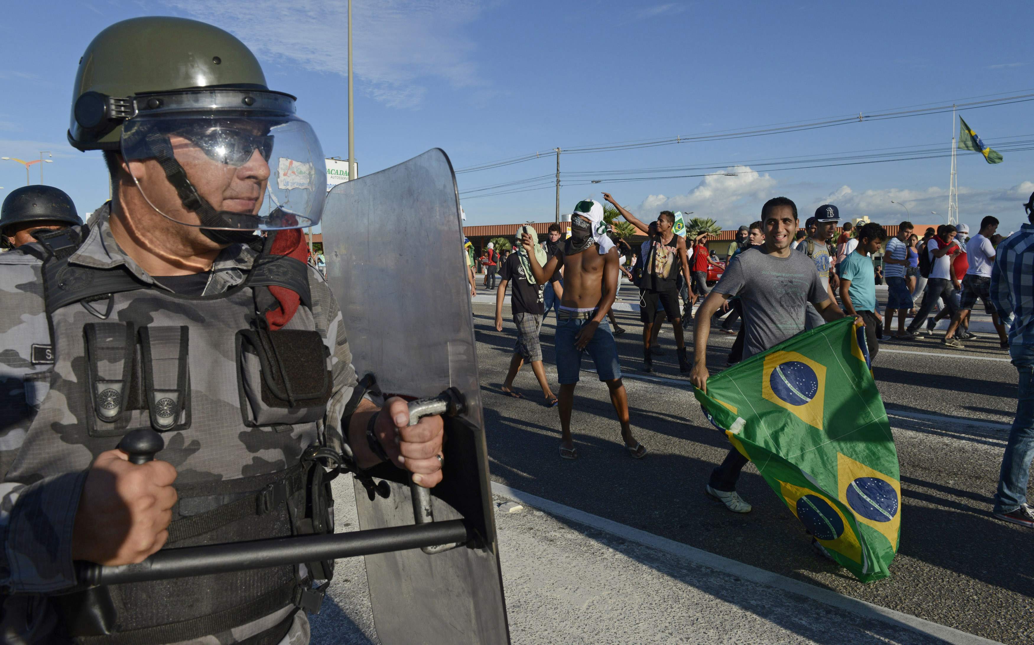 Διαδηλώσεις χωρίς κόσμο κι επεισόδια στη Βραζιλία