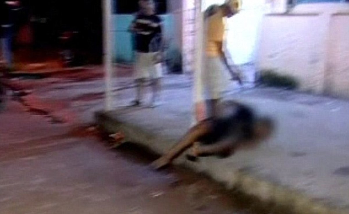 Πυροβολισμός στο κεφάλι εν ψυχρώ και on camera! – ΣΟΚΑΡΙΣΤΙΚΟ video