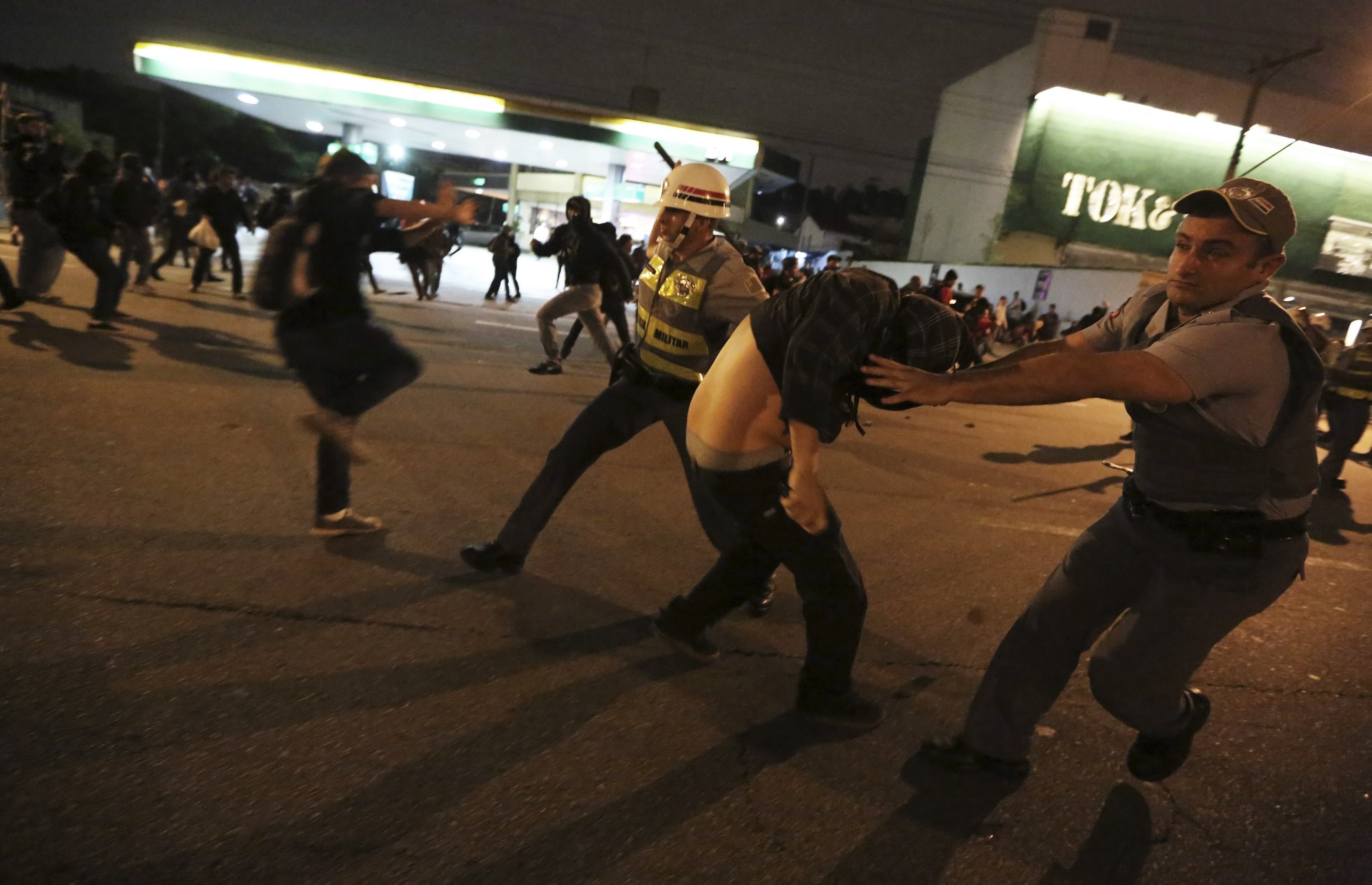 Νύχτα βίας στη Βραζιλία – Συγκλονιστικές φωτογραφίες από τα επεισόδια