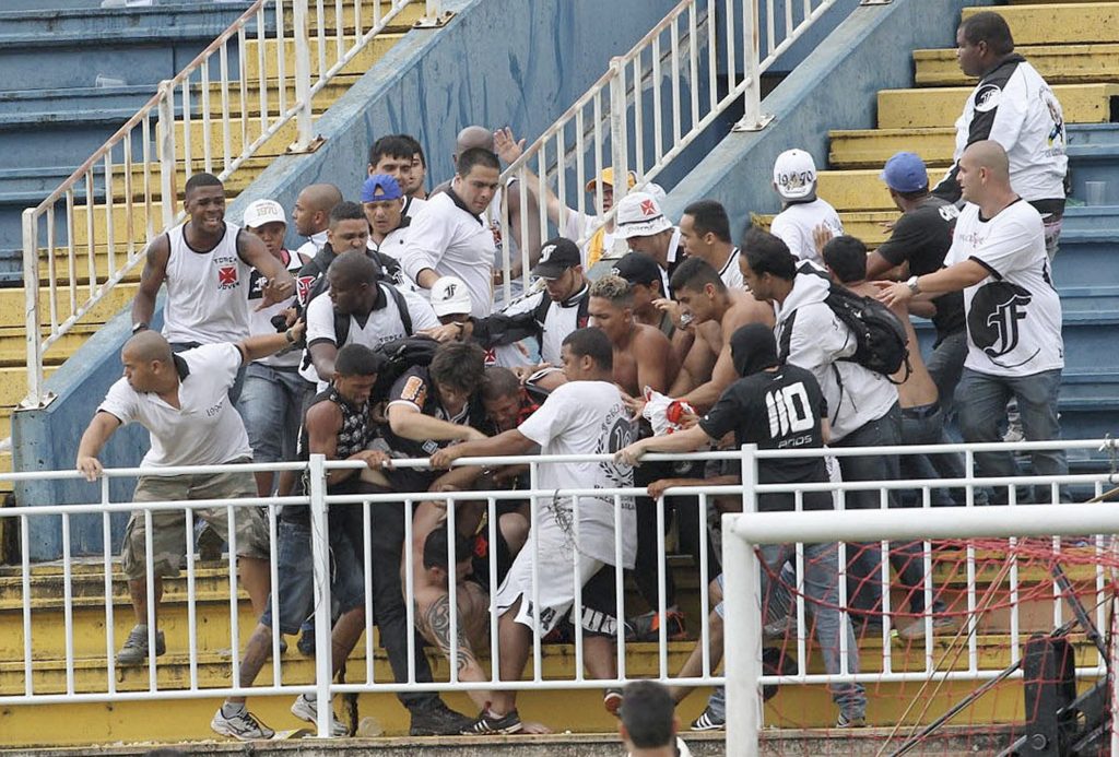 Εικόνες σοκ: ένας νεκρός από επεισόδια σε γήπεδο της Βραζιλίας (ΦΩΤΟ, VIDEO)