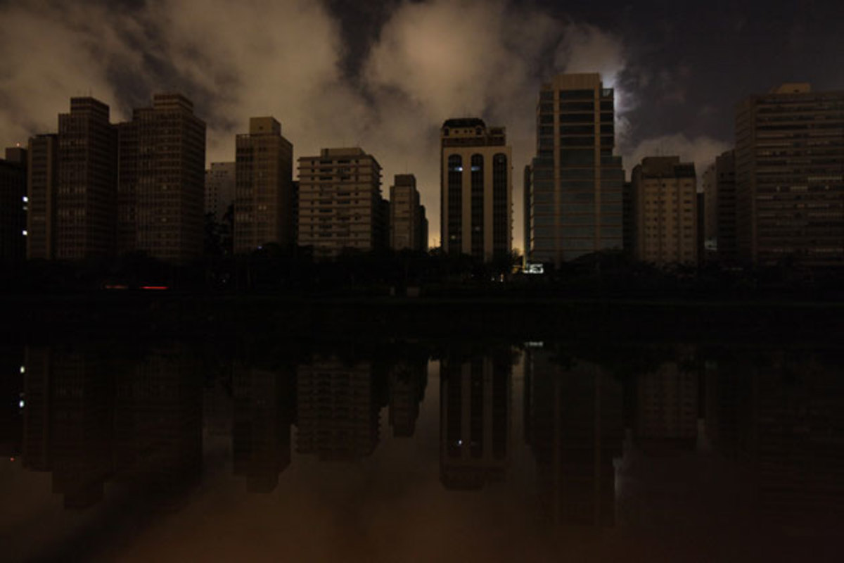 Στο σκοτάδι βυθίστηκε η μισή Βραζιλία