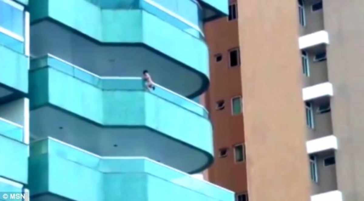 Τρίχρονο αγοράκι κρεμάστηκε από μπαλκόνι 5ου ορόφου (VIDEO)
