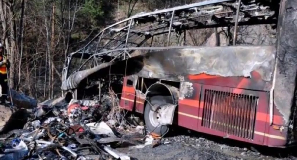 Τραγωδία! Λεωφορείο έπεσε σε γκρεμό – Τουλάχιστον 51 νεκροί (ΒΙΝΤΕΟ)