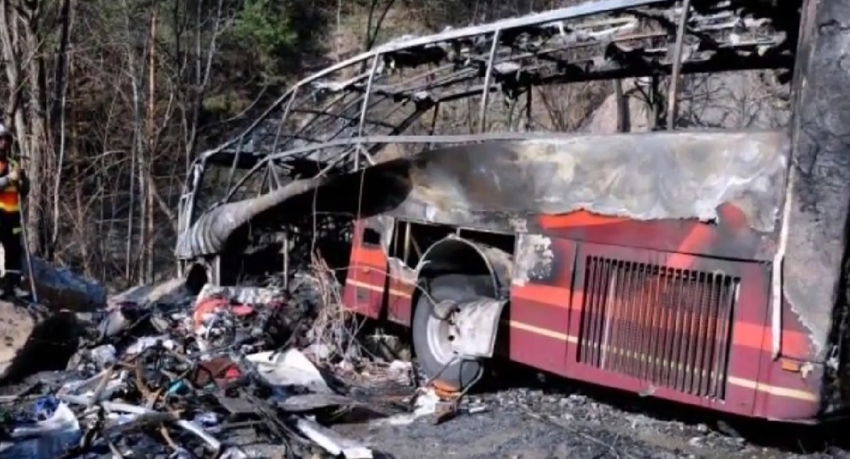 Τραγωδία! Λεωφορείο έπεσε σε γκρεμό – Τουλάχιστον 51 νεκροί (ΒΙΝΤΕΟ)