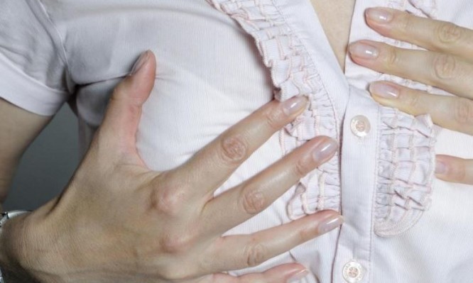 Πόνος στο στήθος πριν από την περίοδο: Γιατί συμβαίνει;