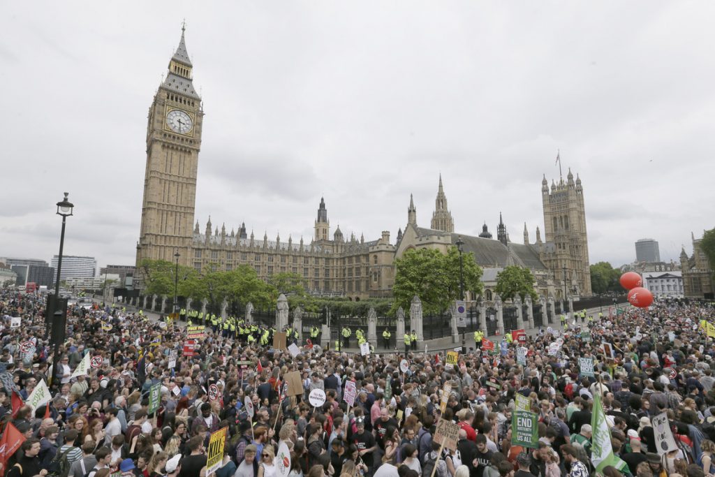 Απολύουν ή εξαναγκάζουν σε παραίτηση χιλιάδες μητέρες στη Βρετανία