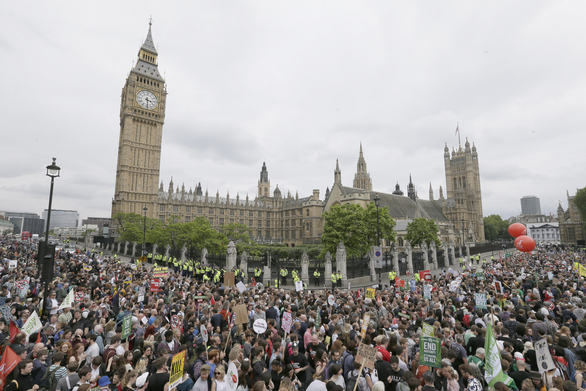 Απολύουν ή εξαναγκάζουν σε παραίτηση χιλιάδες μητέρες στη Βρετανία