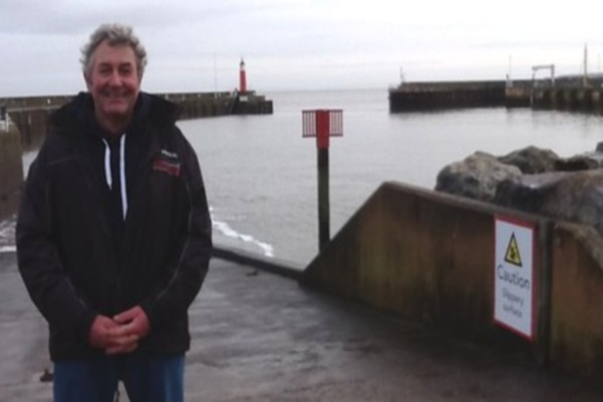 Ενας ήρωας στη Βρετανία! Έσωσε μωρό που έπεσε στο παγωμένο νερό με το καροτσάκι του (ΒΙΝΤΕΟ)