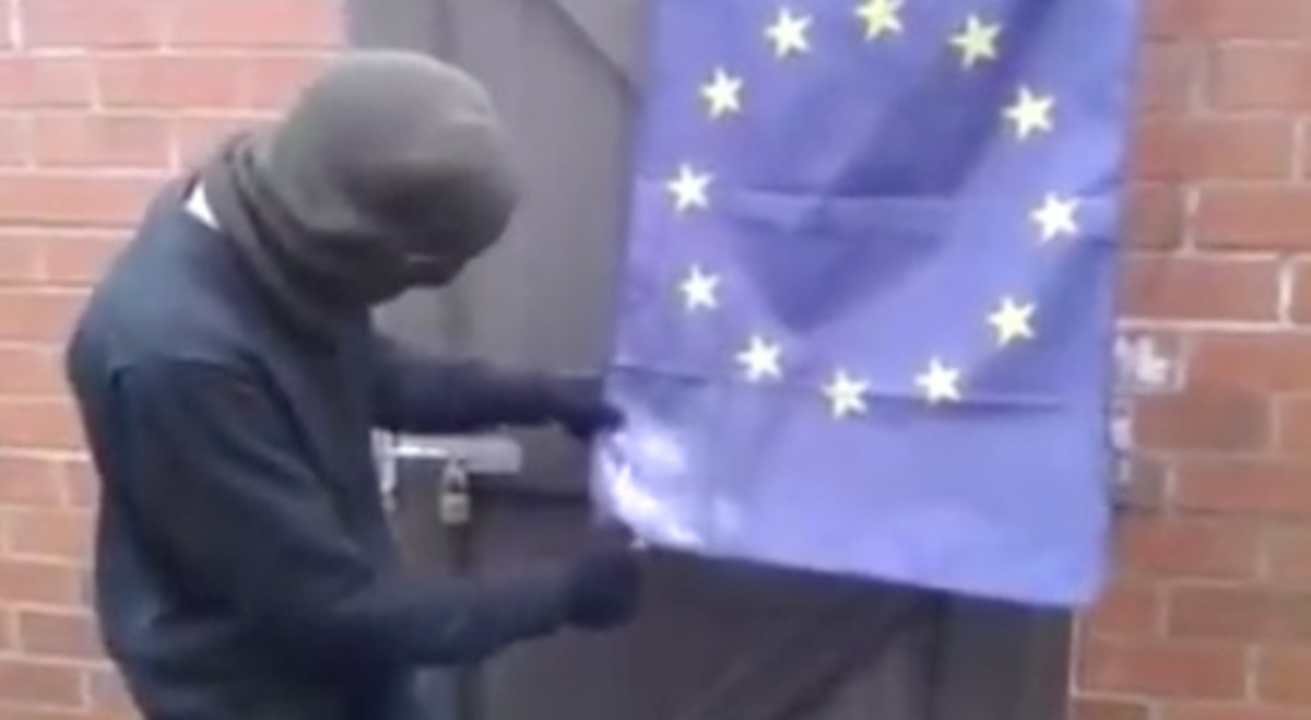 Βρετανός υπέρ του Brexit δεν μπορεί να κάψει την σημαία της ΕΕ – Δείτε γιατί