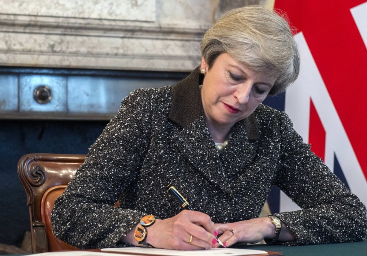 Έβαλε την υπογραφή της η Μέι στο Brexit [pics]