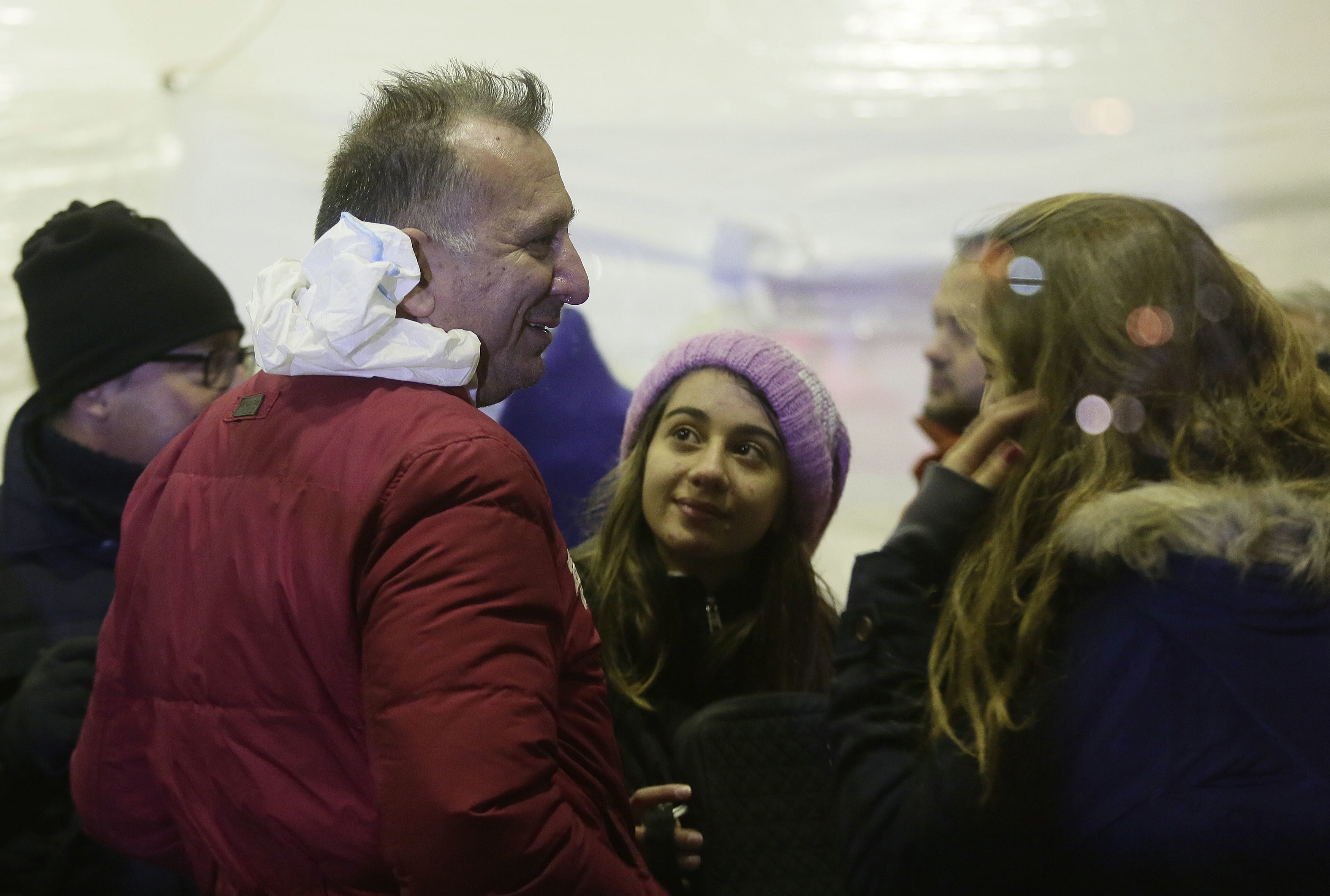 Πόση ταλαιπωρία ακόμα; Καθηλωμένοι στο αεροδρόμιο του Μπρίντεζι οι έλληνες διασωθέντες!