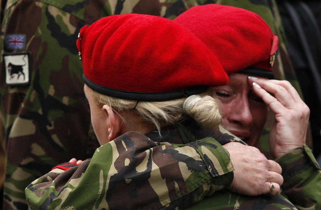 Βρετανίδες κλαίνε για τους συστρατιώτες τους που χάθηκαν στο Αφγανιστάν ΦΩΤΟ REUTERS