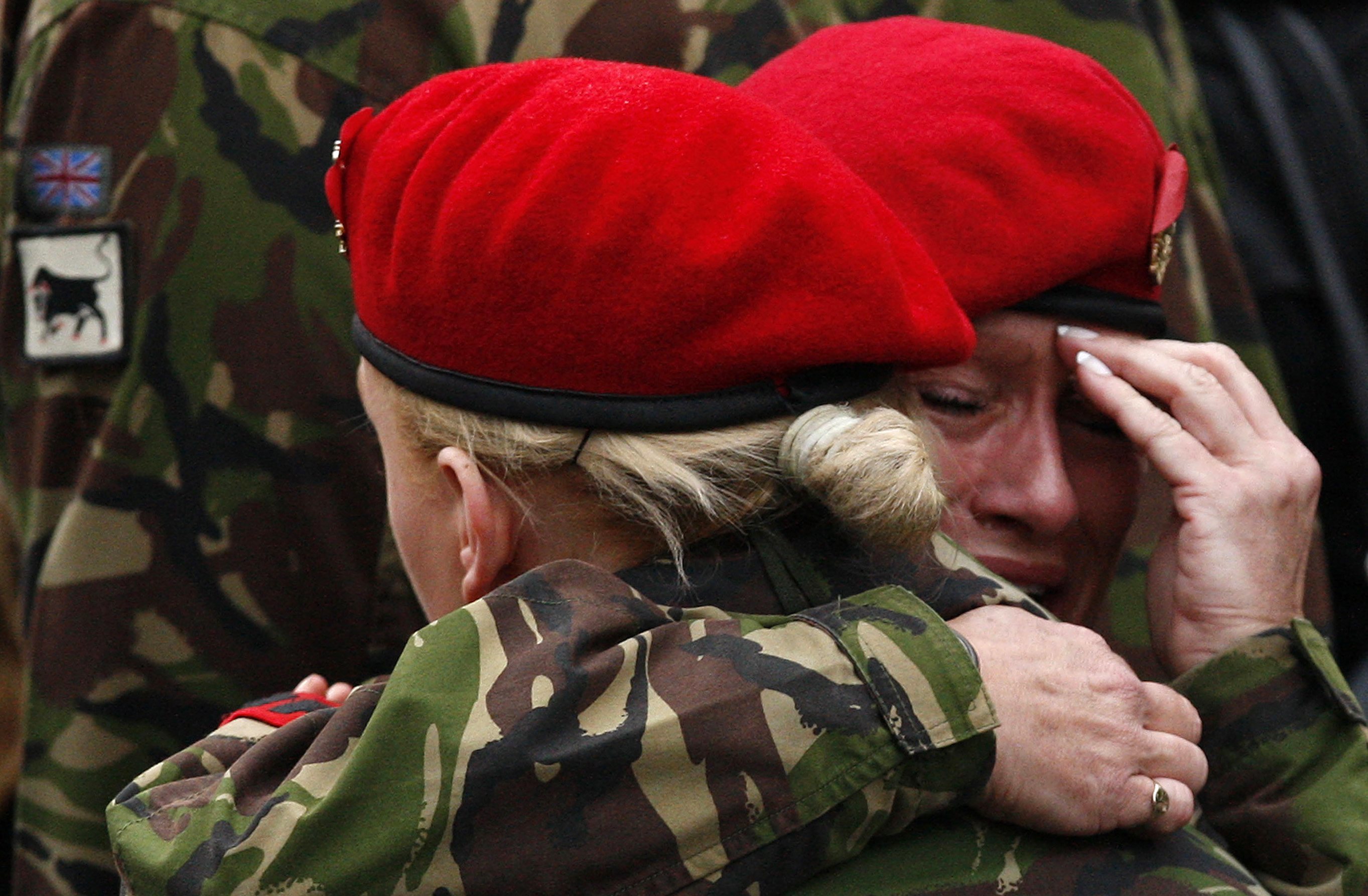 Βρετανίδες κλαίνε για τους συστρατιώτες τους που χάθηκαν στο Αφγανιστάν ΦΩΤΟ REUTERS