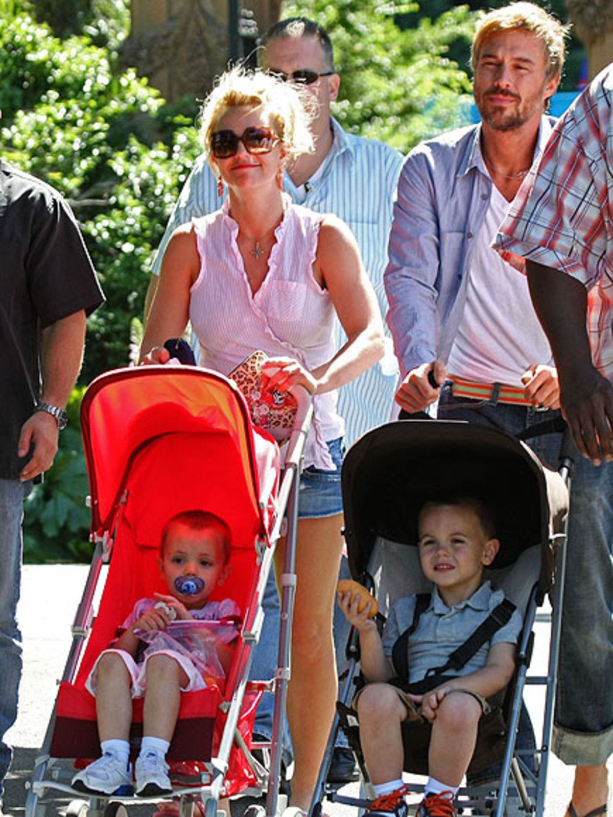 Κυριακάτικη βόλτα για την Μπρίτνεϊ Σπίαρς τους γιούς της και το νέο της αμόρε!