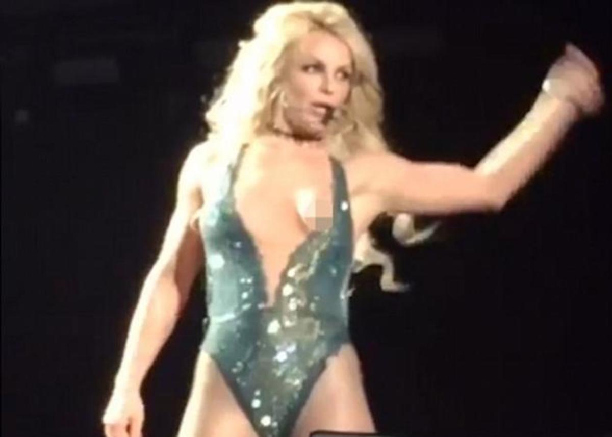 Britney Spears: Tο καυτό ατύχημα στη σκηνή – Τραγουδούσε με το στήθος της έξω από το κορμάκι! [pics,vid]