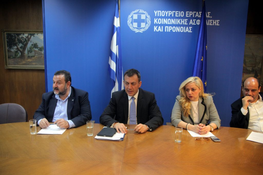 Βγαίνουν στους δρόμους σε τουριστικές περιοχές για να βρουν τους ανασφάλιστους