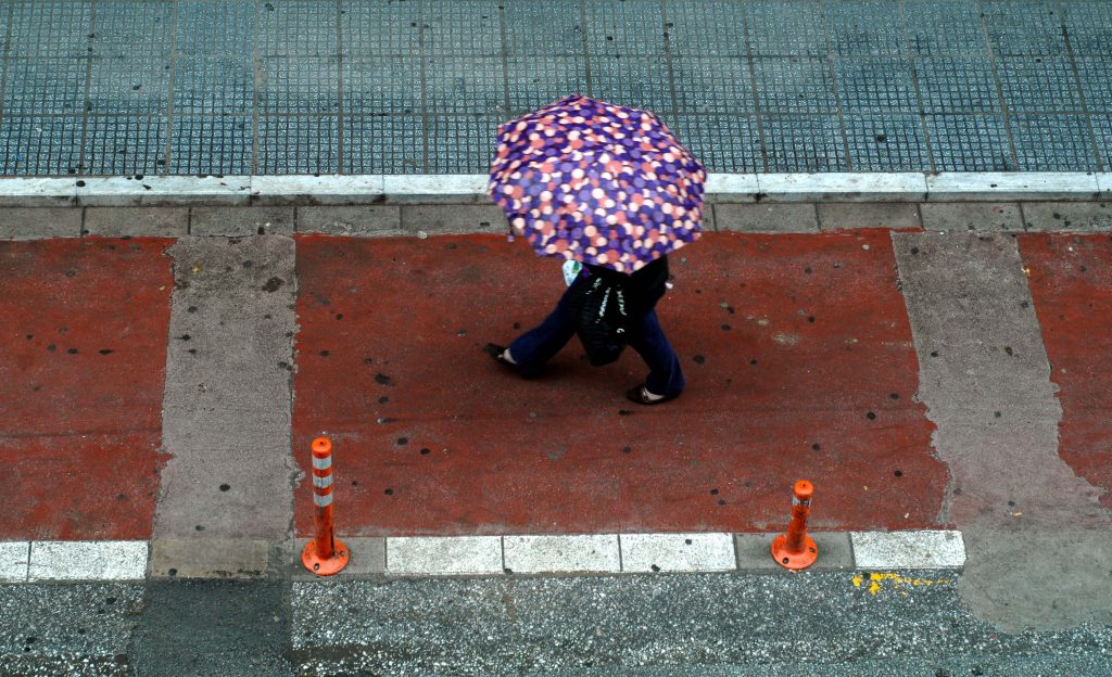 29 βαθμοί, συννεφιά και βροχές την Παρασκευή