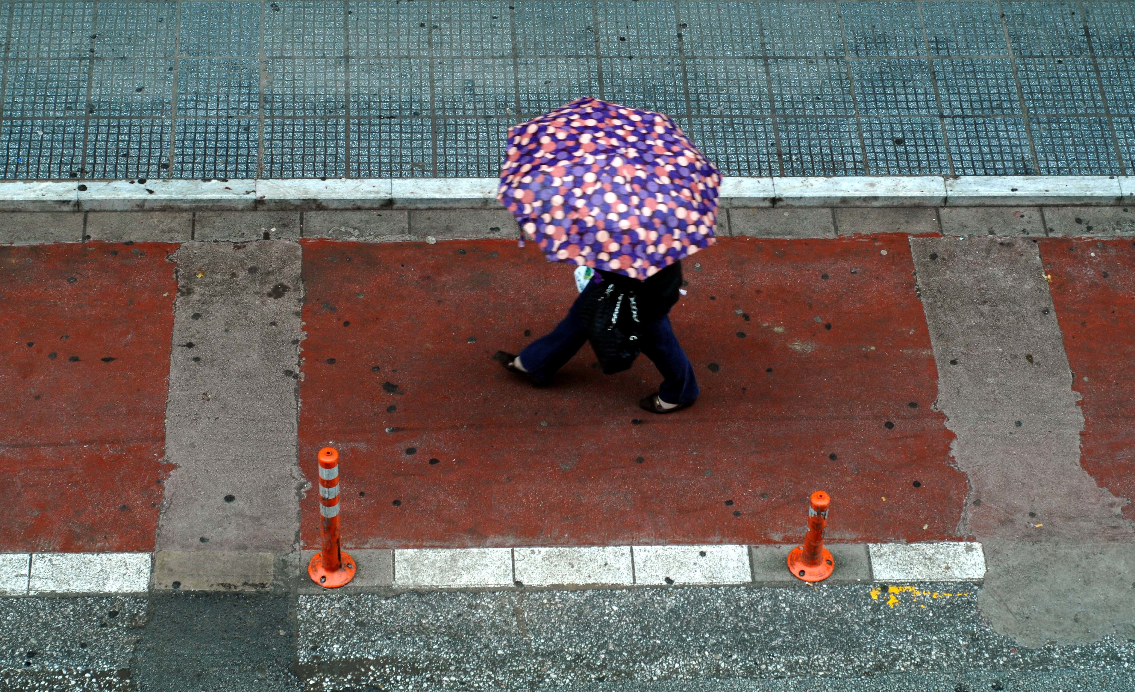 29 βαθμοί, συννεφιά και βροχές την Παρασκευή