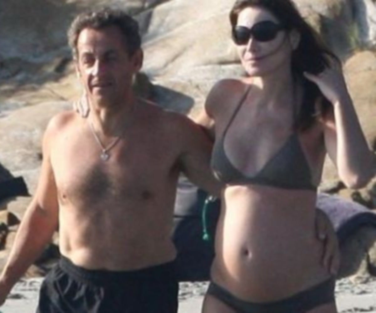 Η Carla Bruni με μπικίνι μας δείχνει την φουσκωμένη κοιλίτσα της!