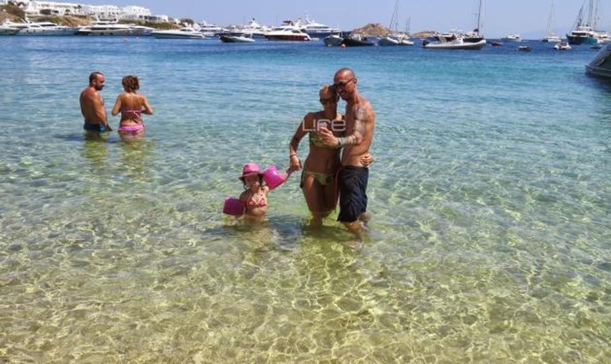 Έλενα Ασημακοπούλου – Μπρούνο Τσιρίλο: Παιχνίδια με την κόρη τους στη Μύκονο