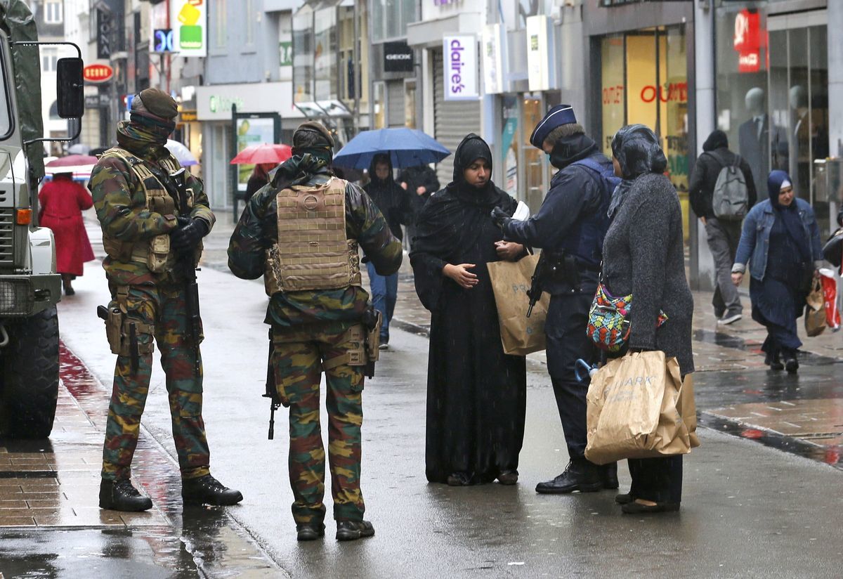 “Φρούριο” οι Βρυξέλλες: Βρήκαν γιάφκες με όπλα και εκρηκτικά, περιμένουν πολλαπλή τρομοκρατική επίθεση! – Καταζητούν τον Σαλά Αμπντεσλάμ