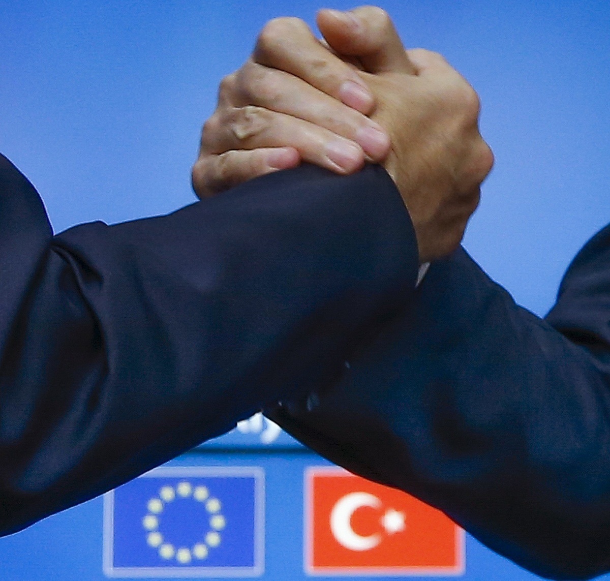 Η Ευρώπη γίνεται… χαλάκι στα πόδια της Τουρκίας – Και λεφτά και συζήτηση για ένταξη!