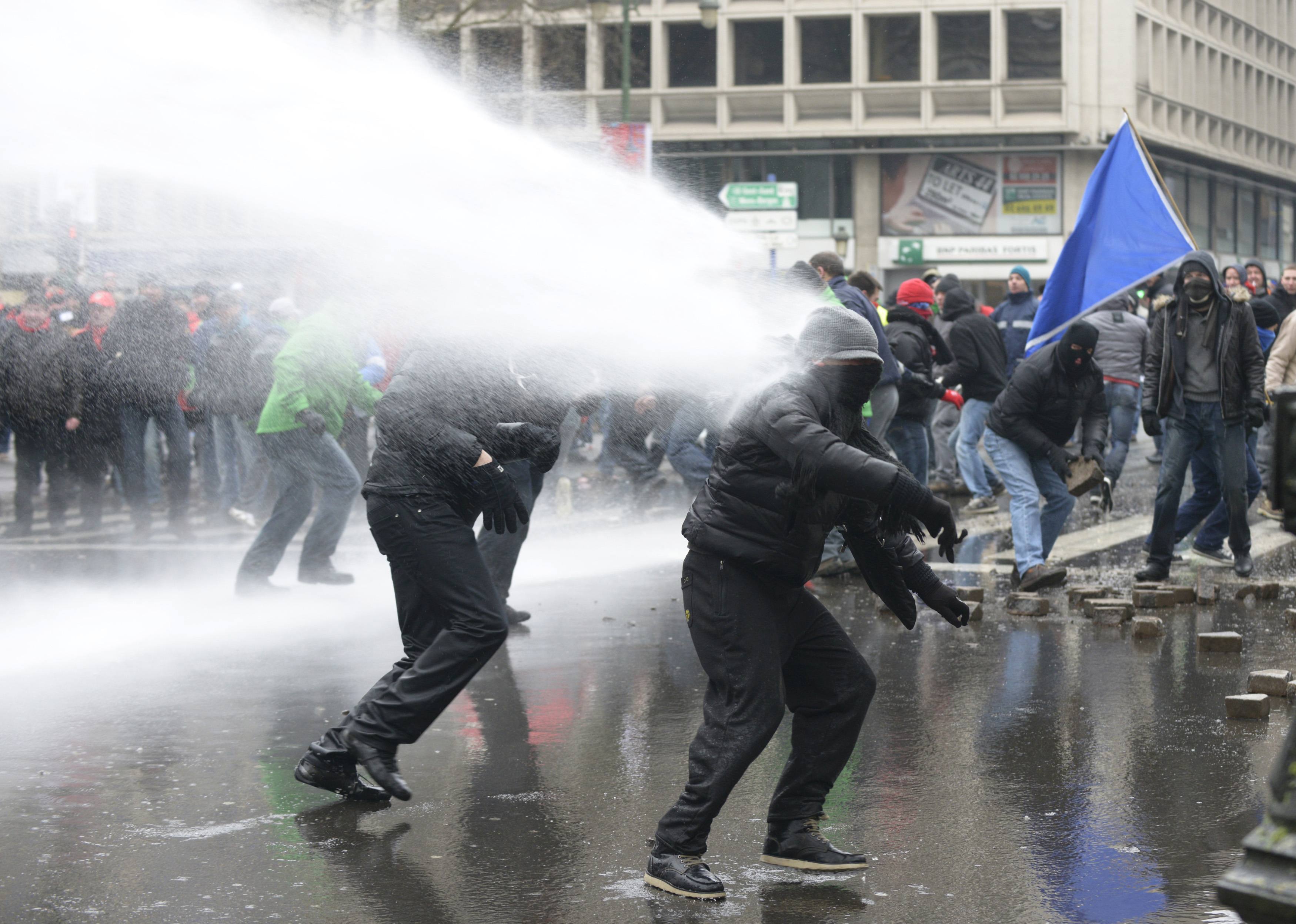 “Πόλεμος” μεταξύ αστυνομικών και διαδηλωτών στις Βρυξέλλες