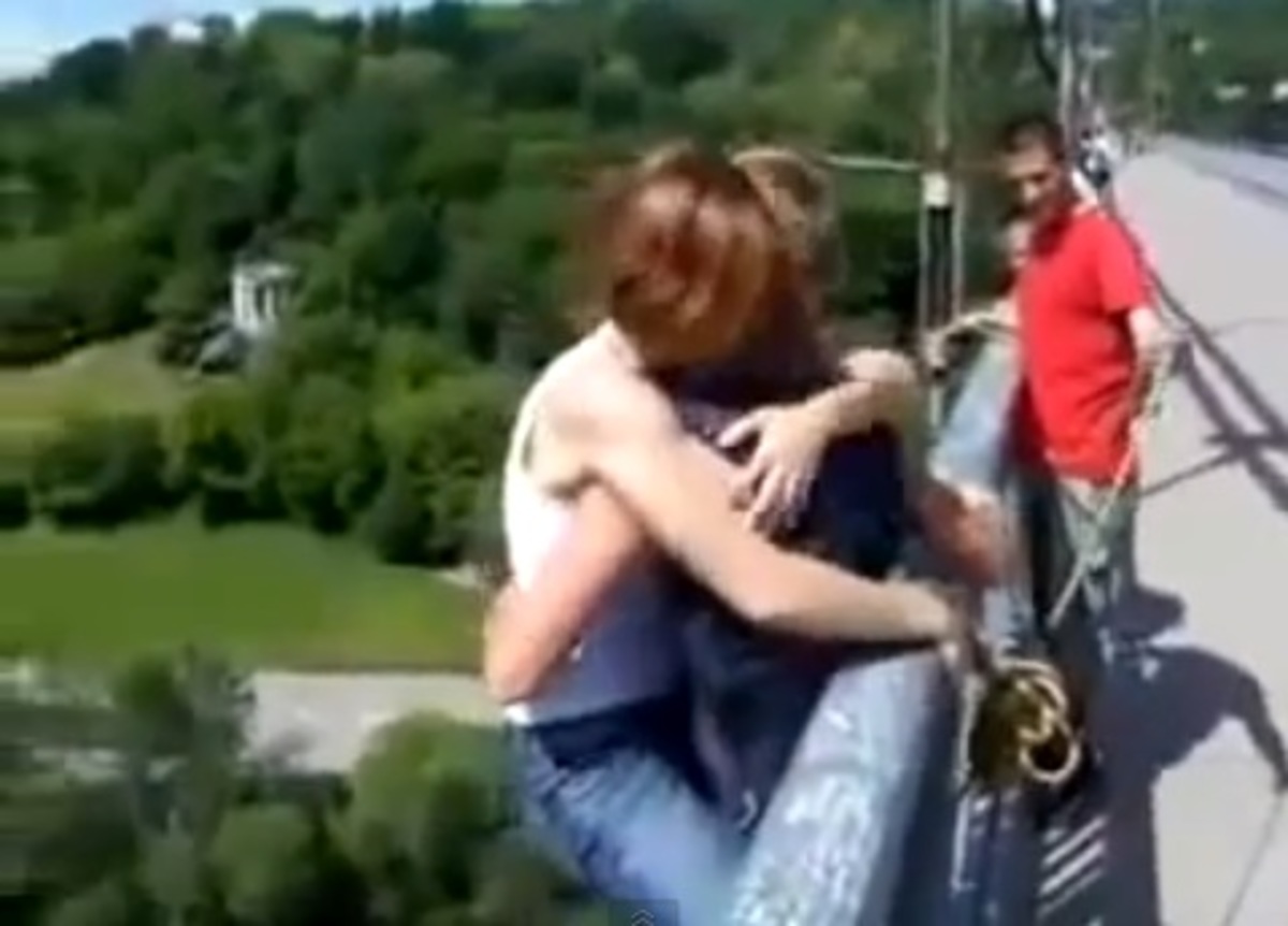 Έκανε bungee jumping, χωρίς να είναι δεμένη! (VIDEO)