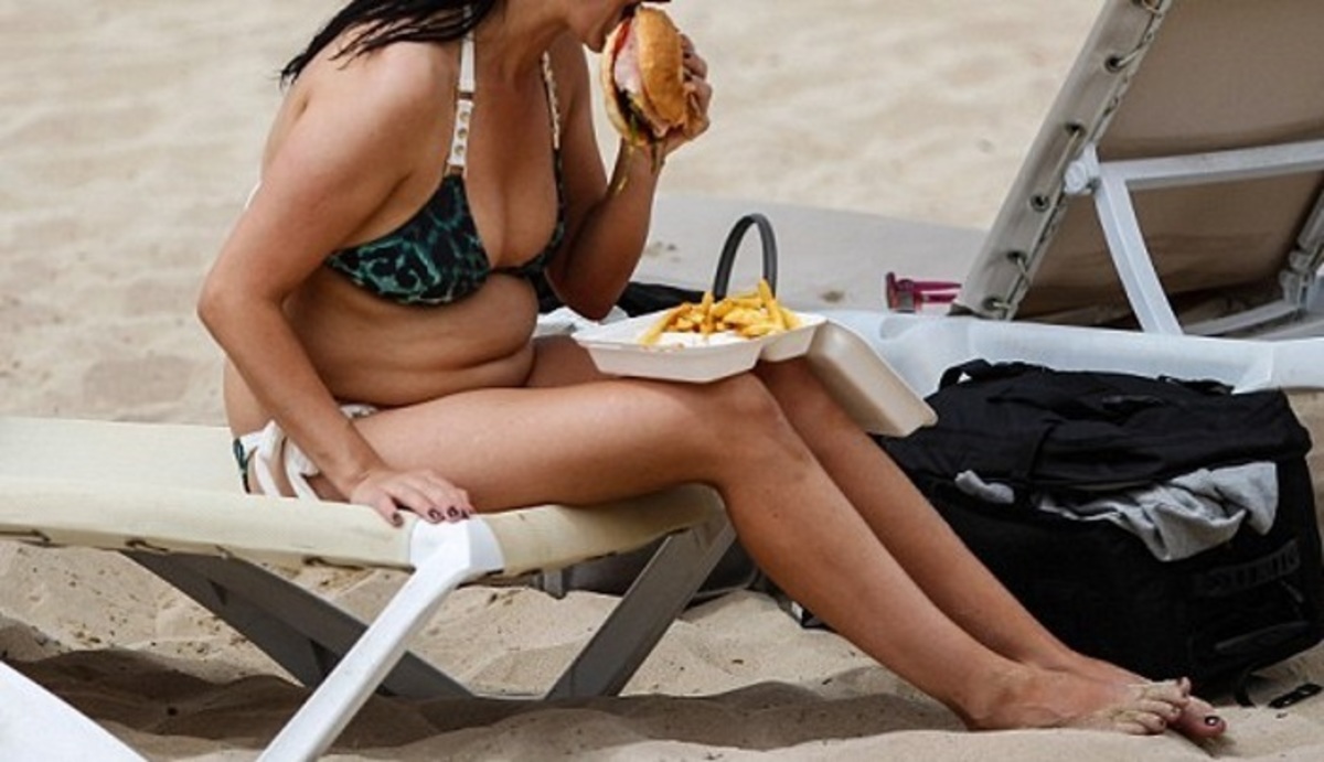 Πώς να μην πάρει κιλά η παρουσιάστρια; Μια μπουκιά έκανε το burger στην ξαπλώστρα!