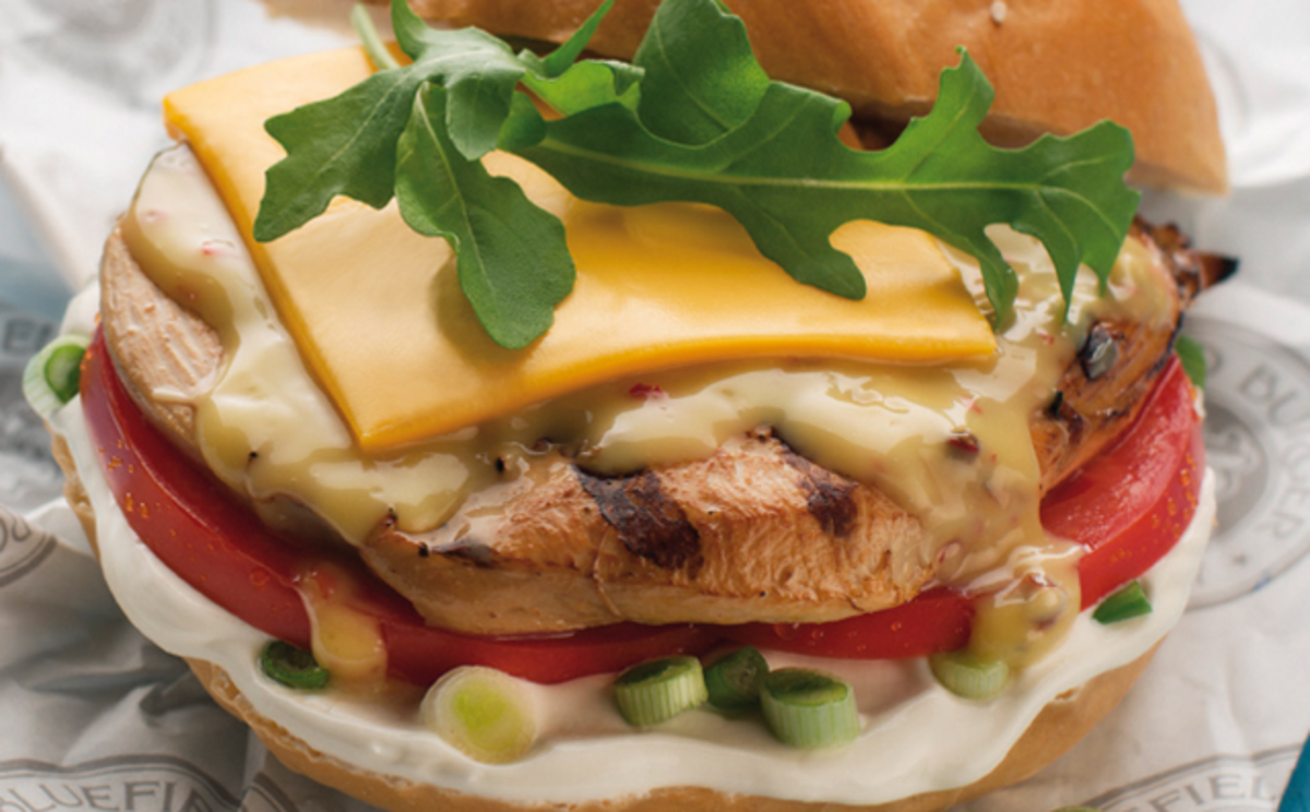 Πρώην μοντέλο – παρουσιάστρια πουλάει burger στις Σπέτσες
