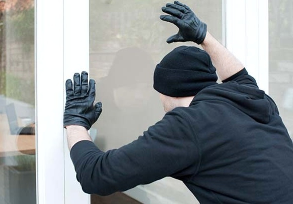 “Άνοιγαν” διαμερίσματα στoν Πειραιά