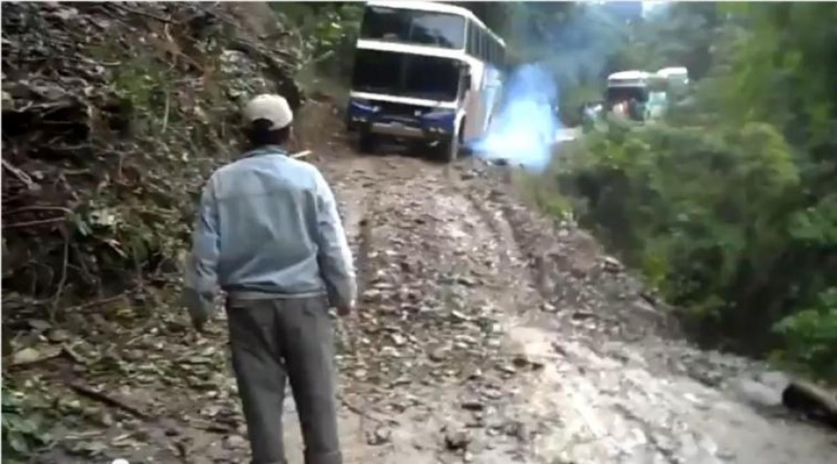 ΔΕΙΤΕ λεωφορείο να πέφτει στο γκρεμό! Νεκρός ο οδηγός!